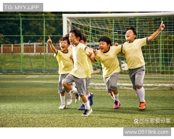 仲夏足球季激情四溢球场上的青春与梦想交织成最美的旋律